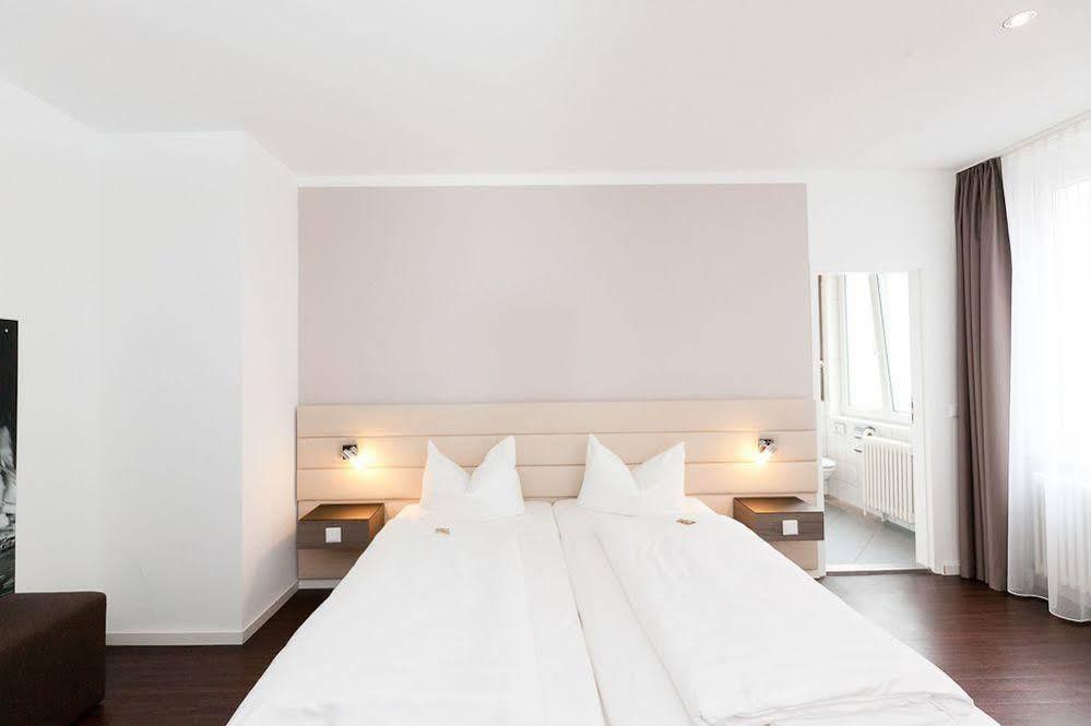 Manhattan Hotel Francoforte sul Meno Esterno foto