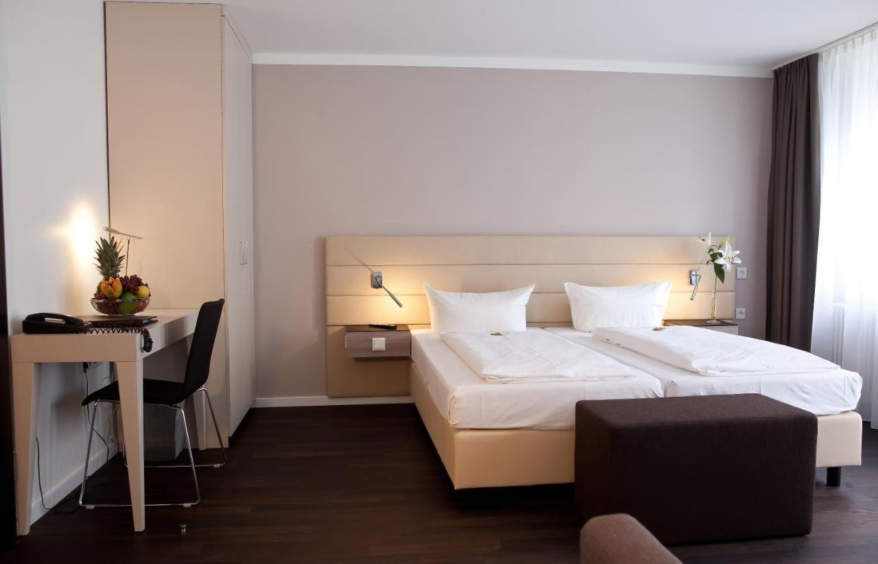 Manhattan Hotel Francoforte sul Meno Esterno foto