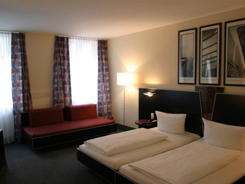 Manhattan Hotel Francoforte sul Meno Esterno foto