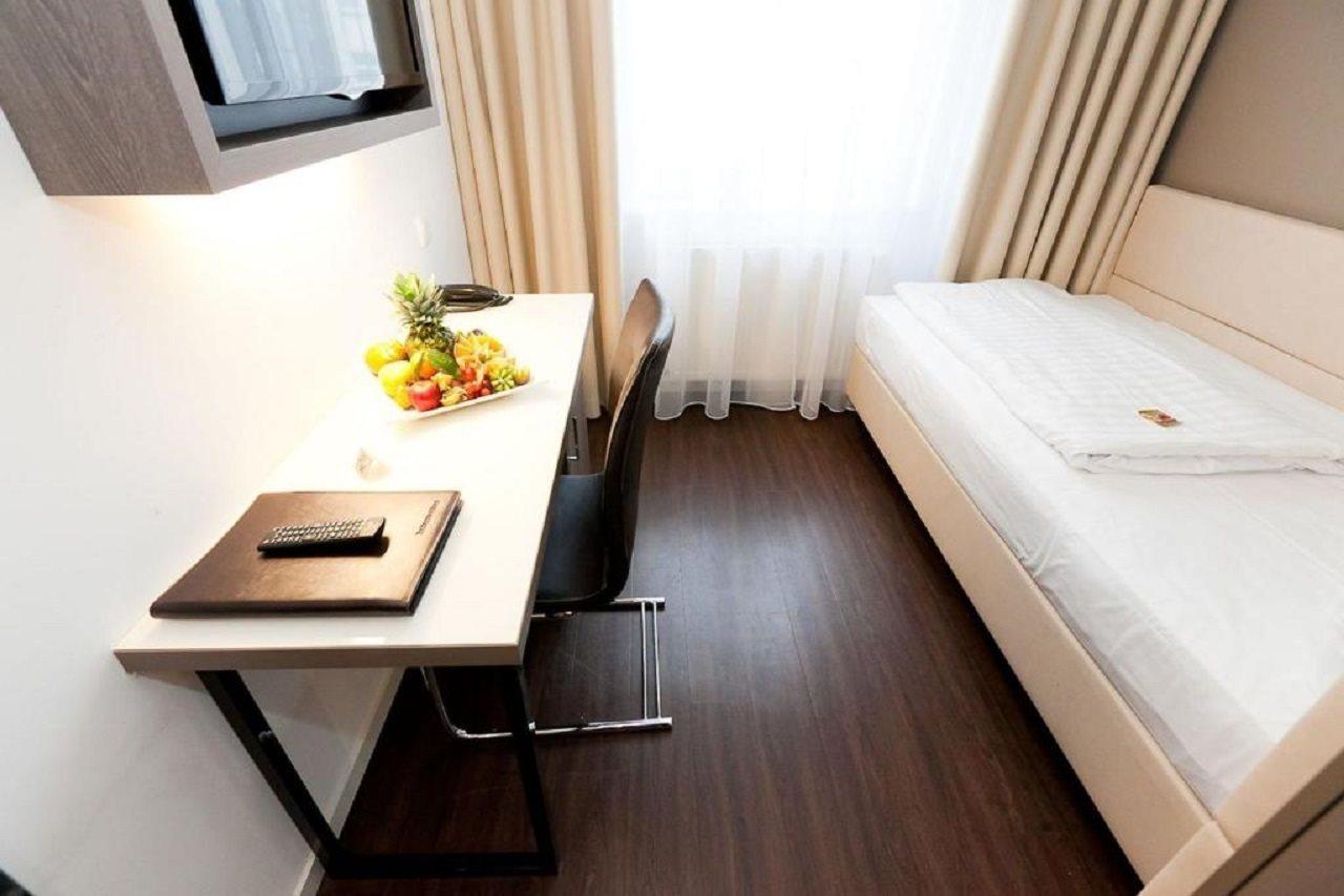 Manhattan Hotel Francoforte sul Meno Esterno foto